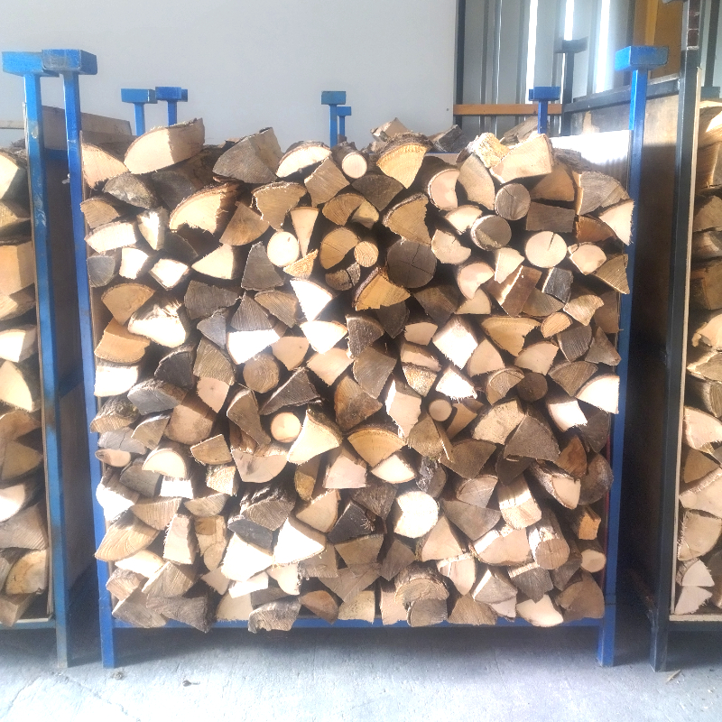 Caisse métallique pleine de bois de chauffage